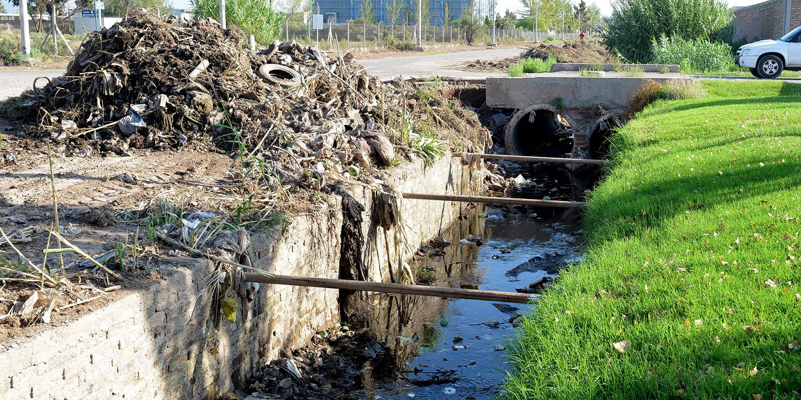 Contaminación con residuos sólidos urbanos en canal