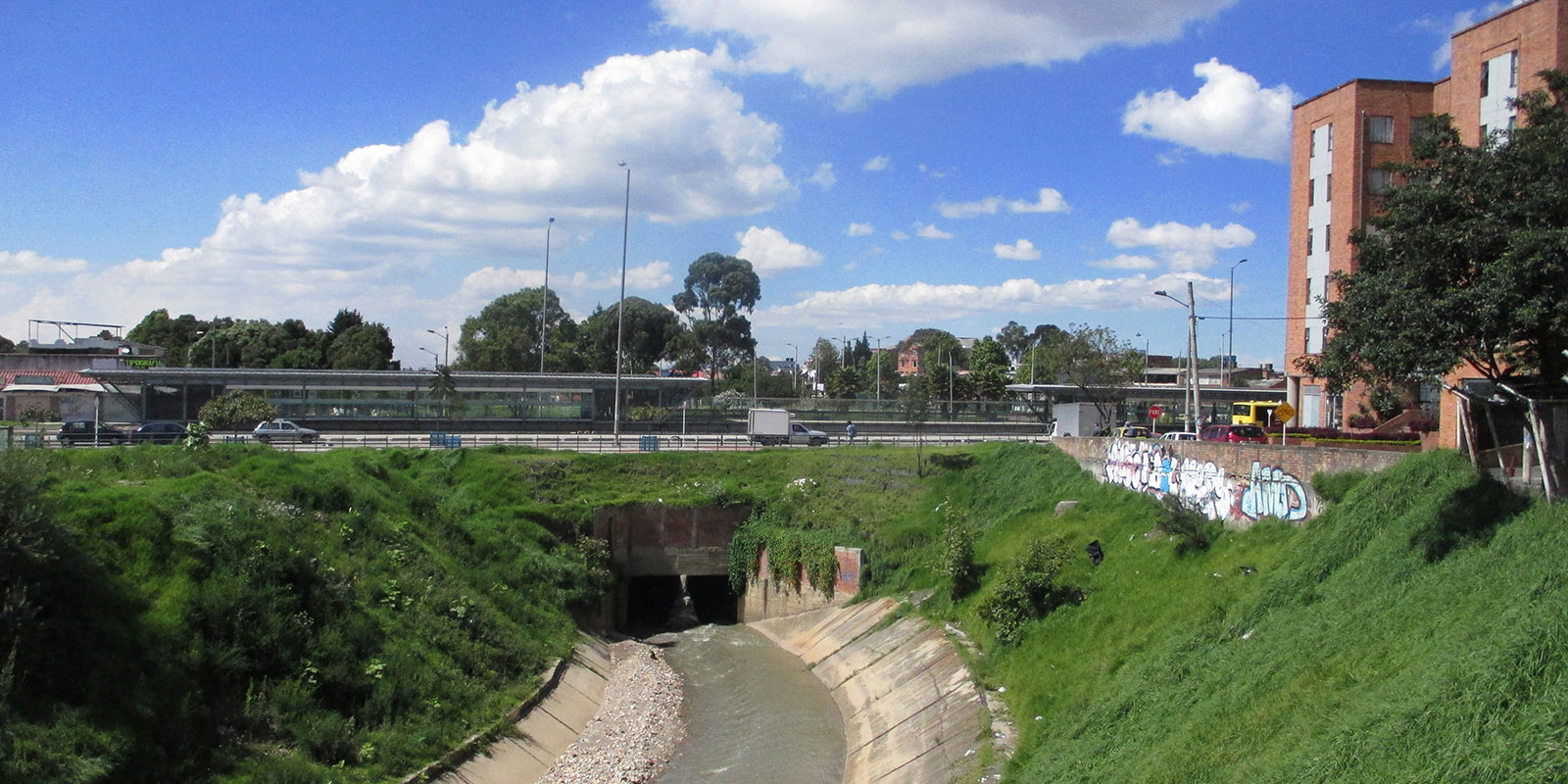 Río canalizado en ámbito urbano