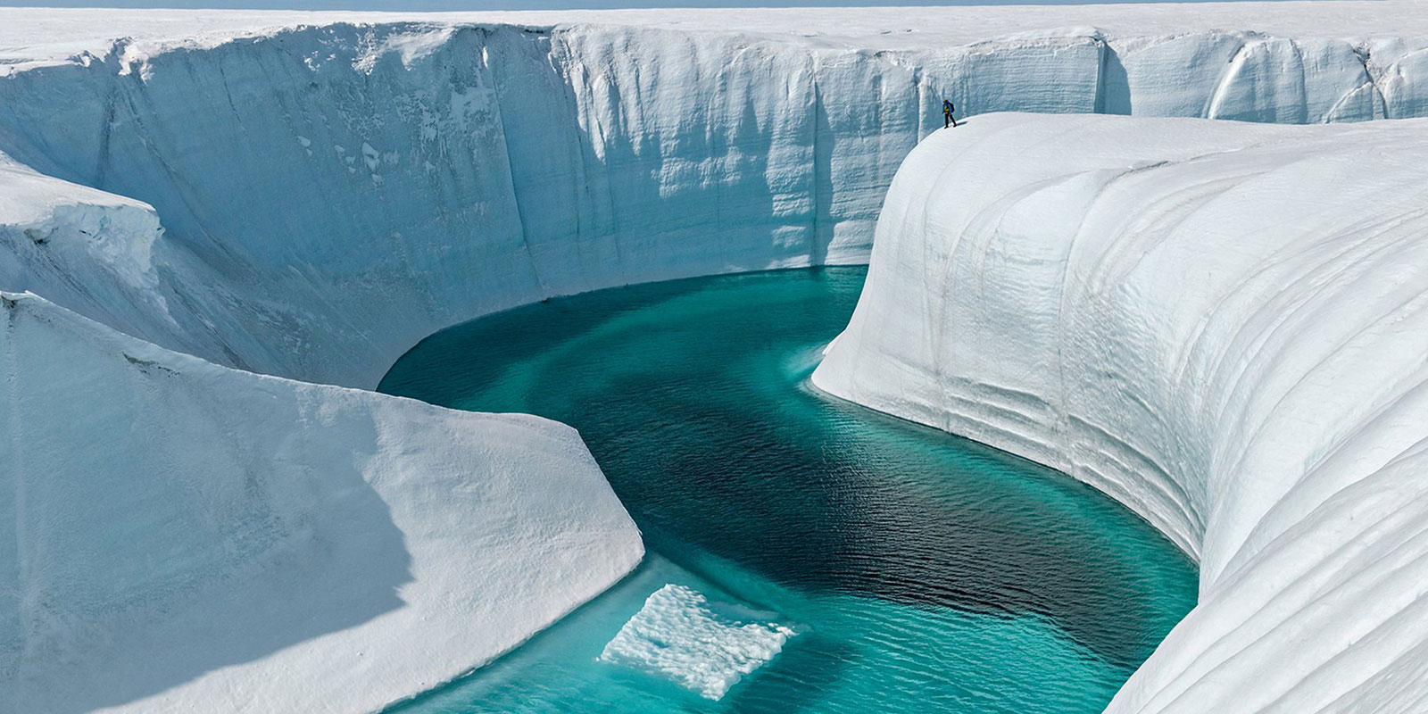 Canal natural en acumulaciones de hielo